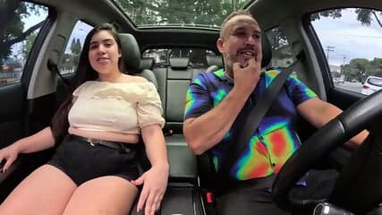 A novinha Bia Rockefeller com sua bunda gigante dando aquela sentada no pelô na rua