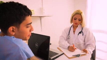 Xiara Dark Médica Mórbida Tira Vantagem De Seu Paciente, Chupando Seu Pau Gigante
