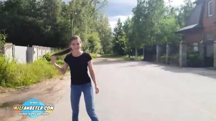 Zeigte den Passanten Brueste und gab ihm Blowjob